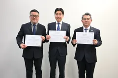 写真左より、ファーボ研究所の高橋社長、エレクトロルートジャパンの谷取締役、東京製鐵の奈良社長