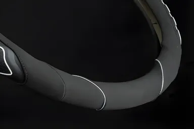 本革に近い“しっとりとした手触り”