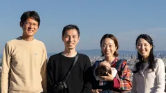 左から岡田真明・教主代行、能作文徳氏、常山未央氏、教主代行の妻の岡田マミ。