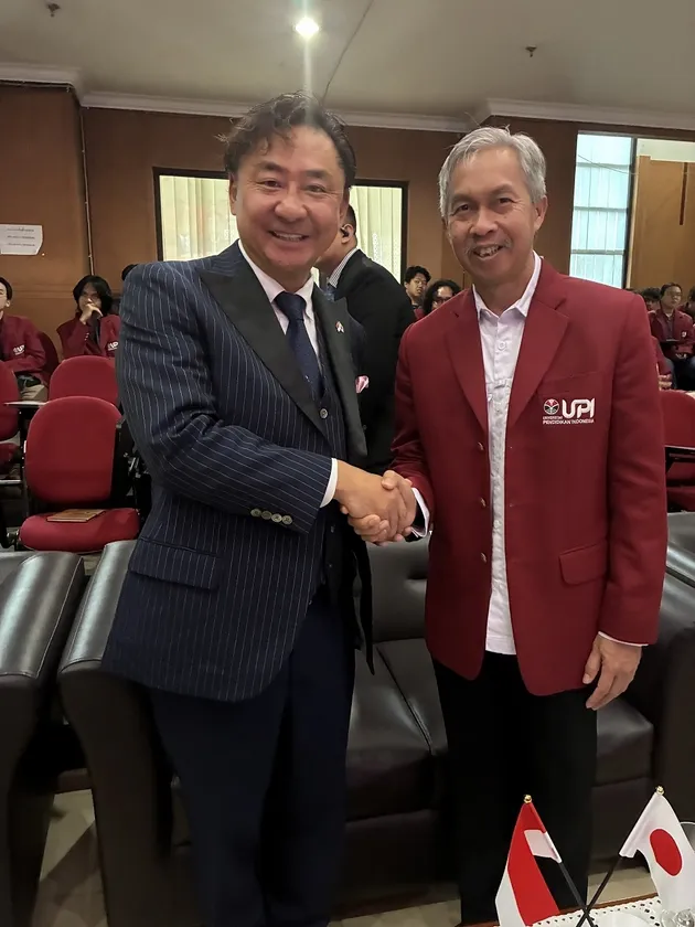 握手を交わす二人