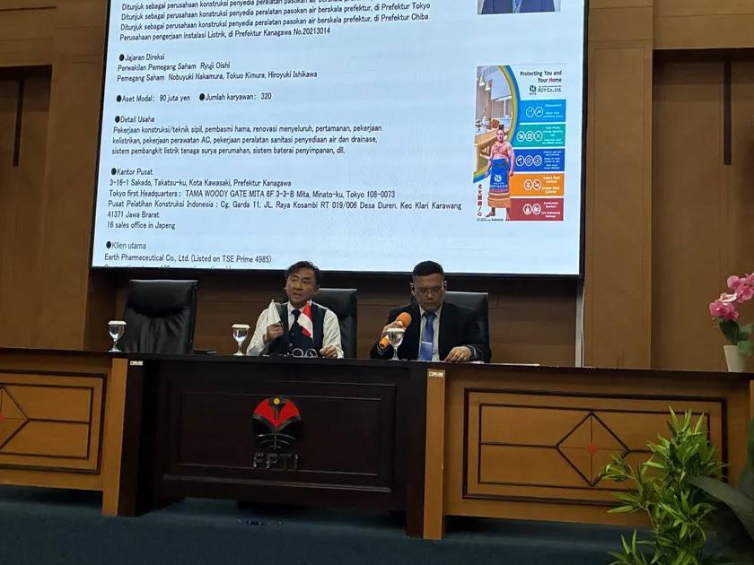 大学生にコース概要を説明するROY株式会社 大石社長