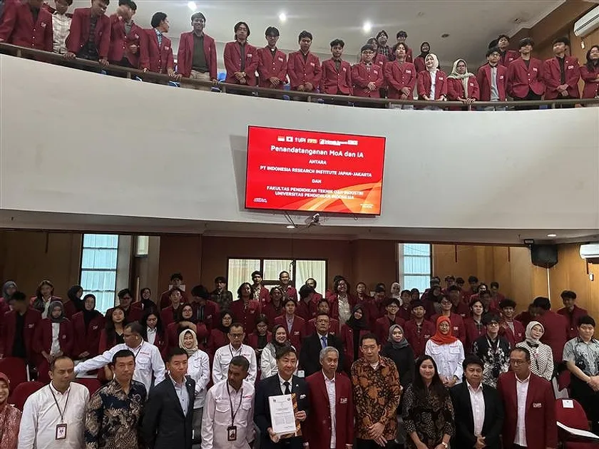 UPI大学での学生との記念写真