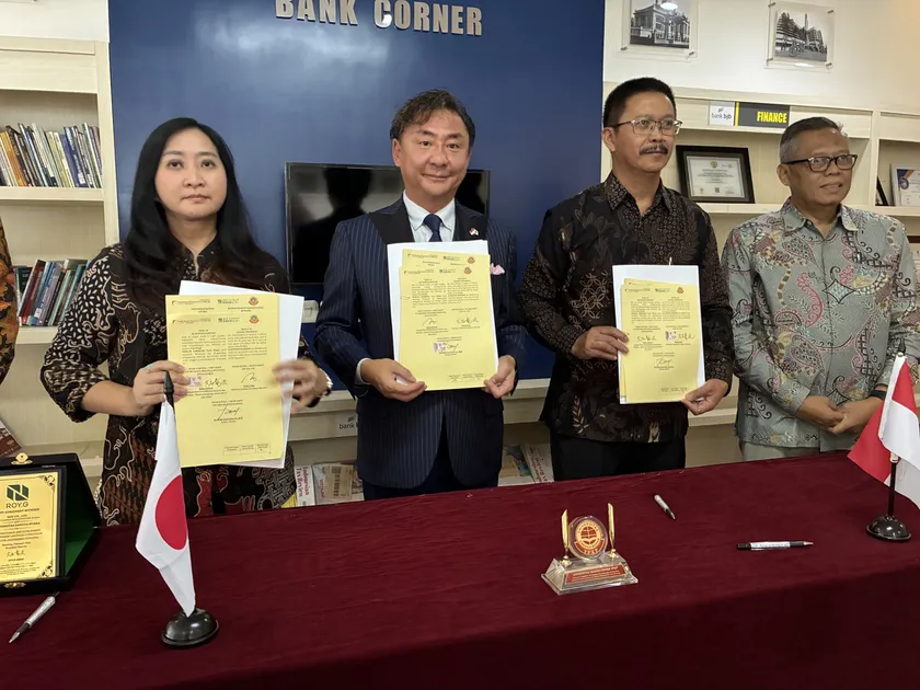 サンガブアナ大学(USB)で調印式に参加するROY株式会社 大石社長とインドネシア総合研究所 アウリア氏 サンガブアナ大学のディディン学長