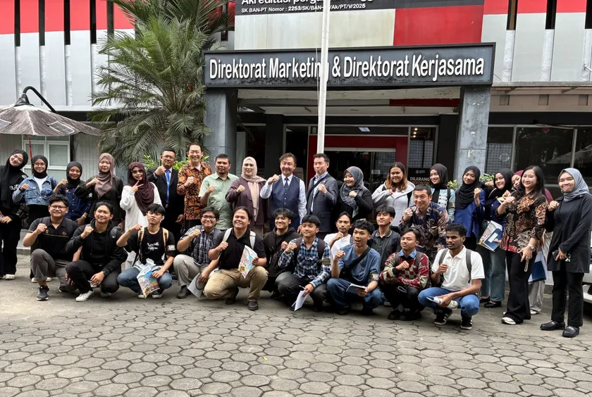 SANGGA BUANA UNIVERSITYでの集合写真