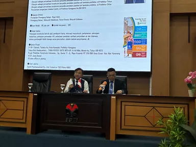 大学生にコース概要を説明するROY株式会社 大石社長