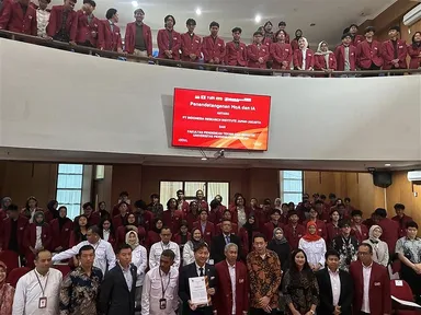 UPI大学での学生との記念写真