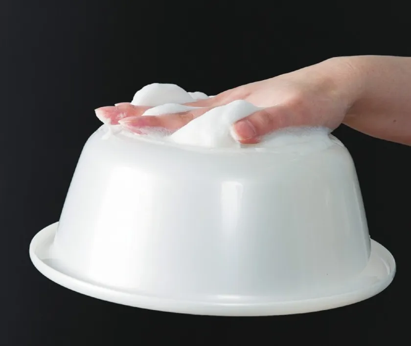 洗面器が浮くほどの泡の吸着力