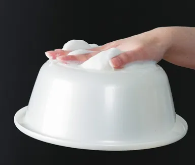 洗面器が浮くほどの泡の吸着力