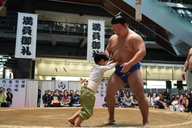 力士に立ち向かう子どもたち