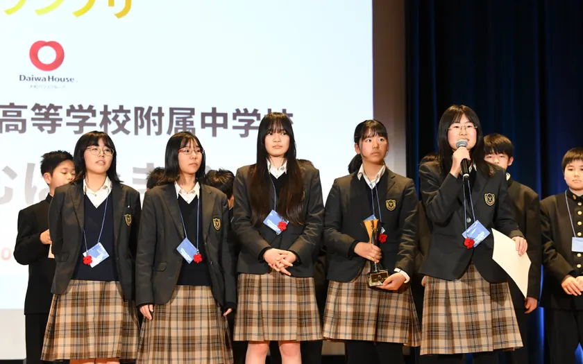 コーポレートアクセス Eグループグランプリを獲得した京都市立西京高等学校附属中学校「ちーむはなまる」の皆さん