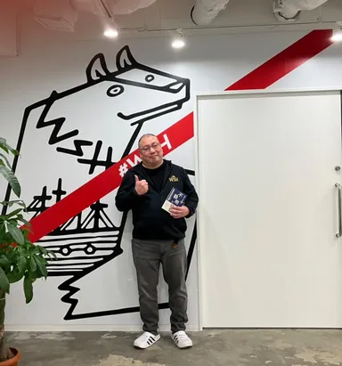 本社エントランスと社長