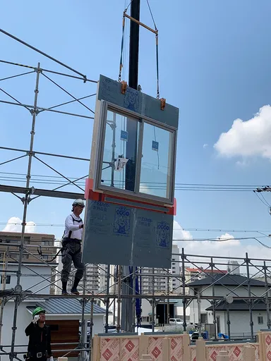 サッシ組込み済み壁パネルの施工状況(NEO SMART PANEL)