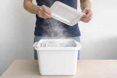 HOTPLUS あったかフードボックス 使用時の蒸気加温の様子