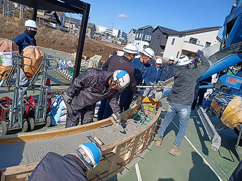 写真1:CPコンクリート製ベンチを打設する様子