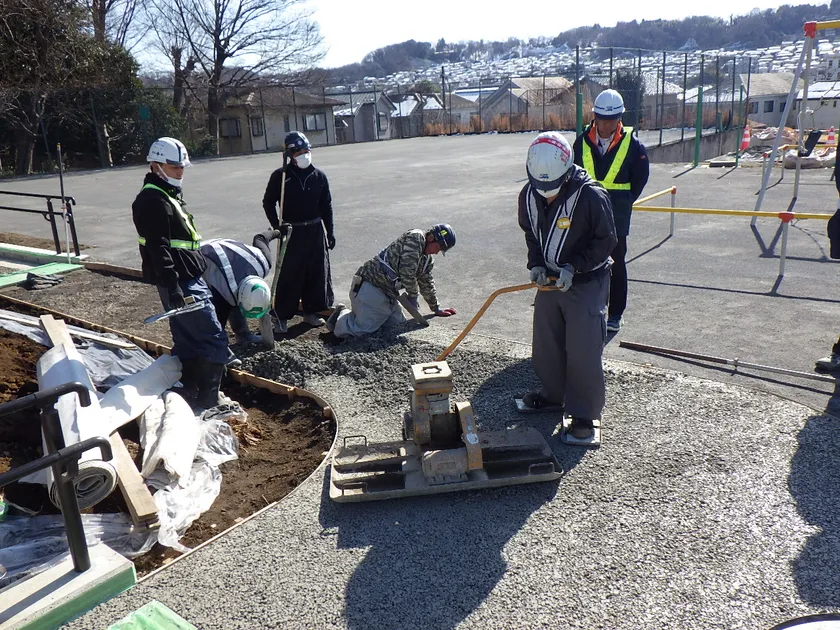 写真3:CP透水性ポーラスコンクリートを施工する様子