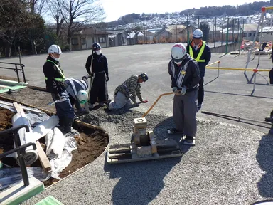 写真3：CP透水性ポーラスコンクリートを施工する様子