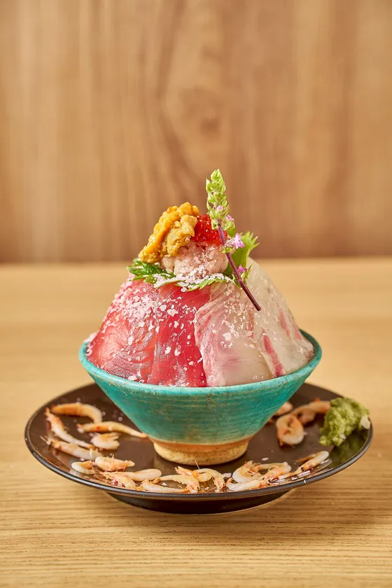 桜舞い散るてっぺん丼