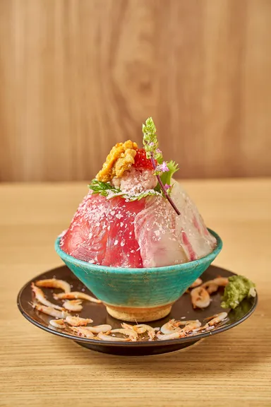 桜舞い散るてっぺん丼