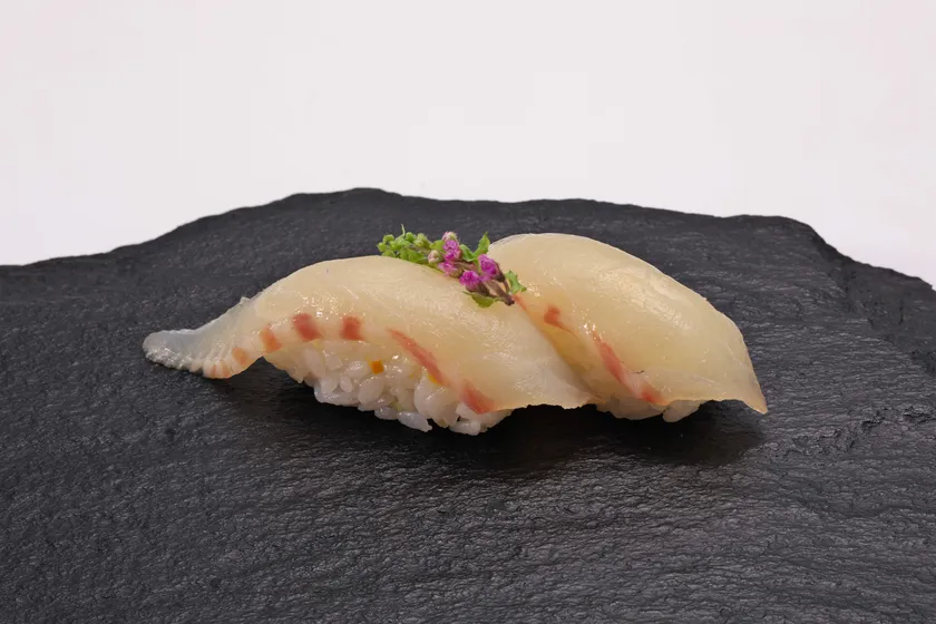 1日20皿限定の匠の一皿、愛媛県産 活桜鯛柚香にぎり