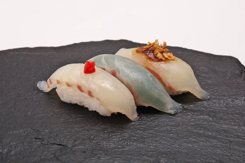 愛媛県産 活桜鯛食べ比べ三昧 煎り酒とカリ梅、桜の葉の風味、柚子胡椒で、愛媛県産 活桜鯛の三種の食べ比べ