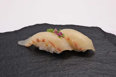 1日20皿限定の匠の一皿、愛媛県産 活桜鯛柚香にぎり