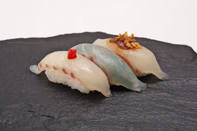 愛媛県産 活桜鯛食べ比べ三昧　煎り酒とカリ梅、桜の葉の風味、柚子胡椒で、愛媛県産 活桜鯛の三種の食べ比べ