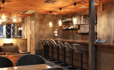 優しい照明に照らされた居心地の良い空間