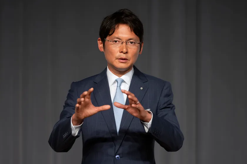 男女平等を説く岡田真明・教主代行