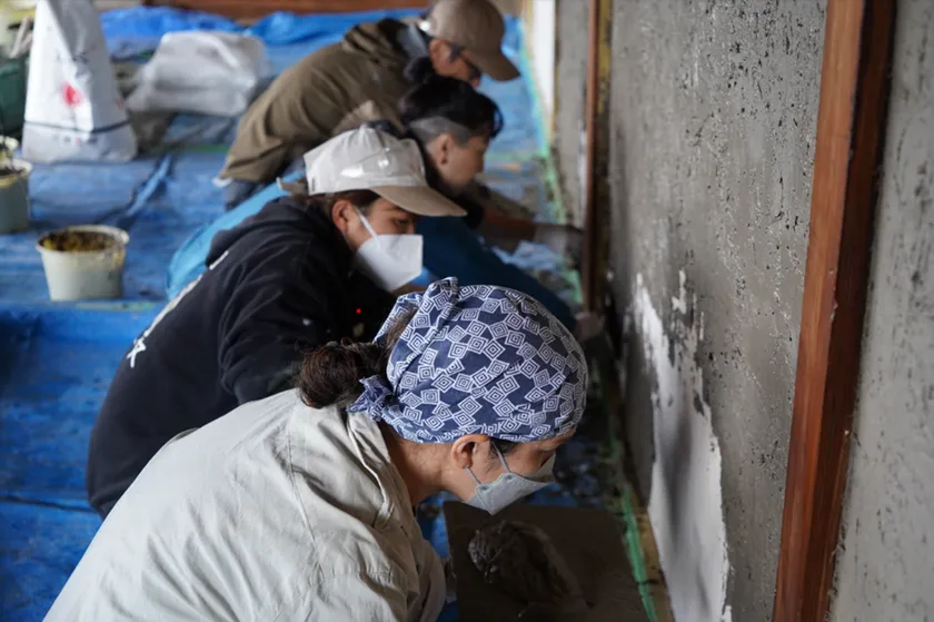 参加者による左官作業の様子