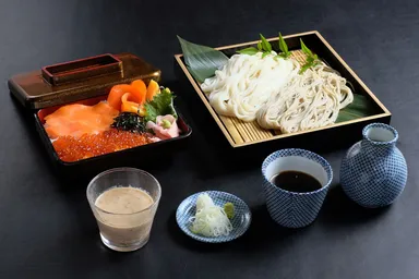 鮭といくらの親子丼とそばのセット