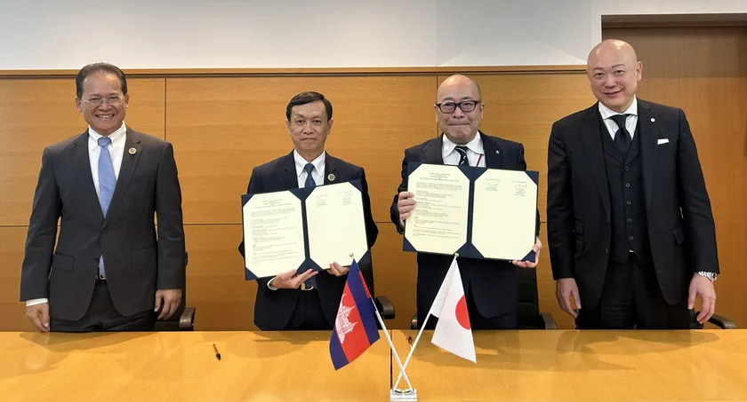 ▲調印式の様子 左からイアン・ソパレット環境大臣、チュオップ・パリス長官、小澤吉徳会長、鈴木龍介副会長