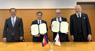 ▲調印式の様子　左からイアン・ソパレット環境大臣、チュオップ・パリス長官、小澤吉徳会長、鈴木龍介副会長