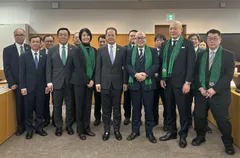 ▲調印後のフォトセッション