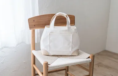 厚物の帆布と皮革を組みあわせたバッグ