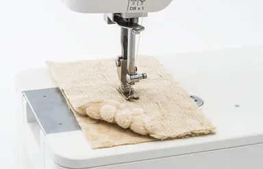 フロートモードは凹凸のある生地の縫い合わせにも