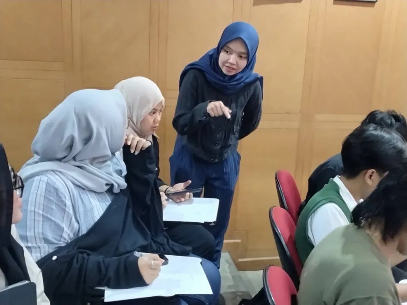 【画像(3)】年齢の書き方について説明を受ける学生