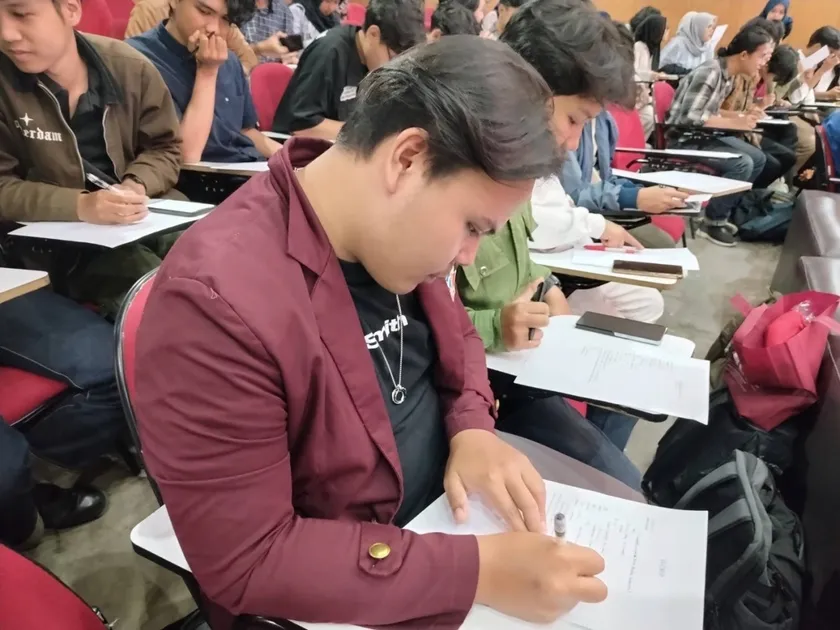 【画像(4)】自己紹介シートを記入する学生