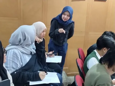 【画像(3)】年齢の書き方について説明を受ける学生