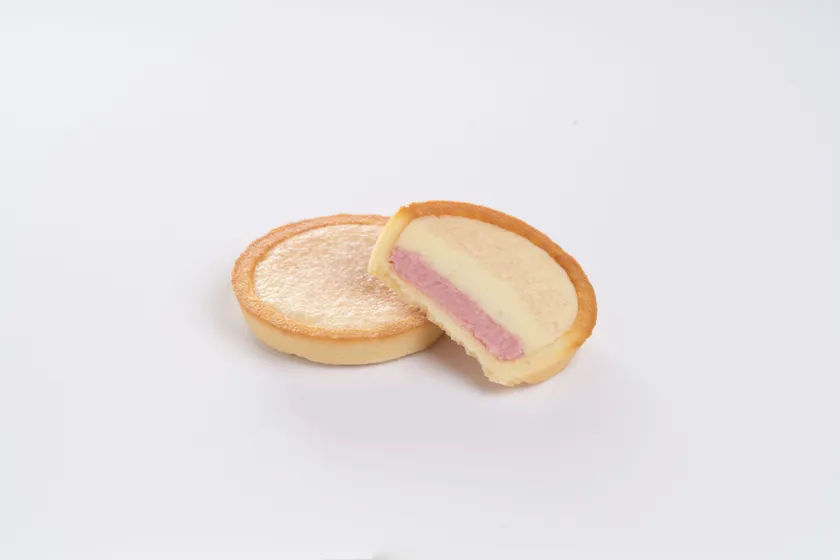 ホワイト焼きチョコを重ねた甘味と酸味のコントラストが特徴