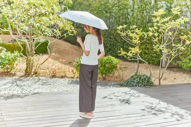 weer Lite 形状記憶 自動開閉日傘 使用イメージ(女性・後ろ姿)