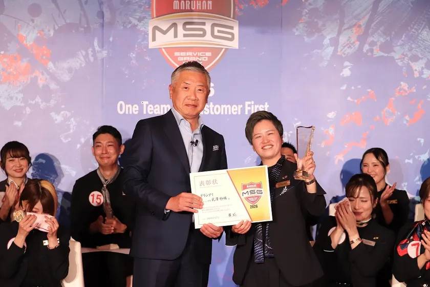 株式会社マルハン 東日本カンパニー社長　韓 裕(左)と、グランプリを受賞した武澤さん(右)