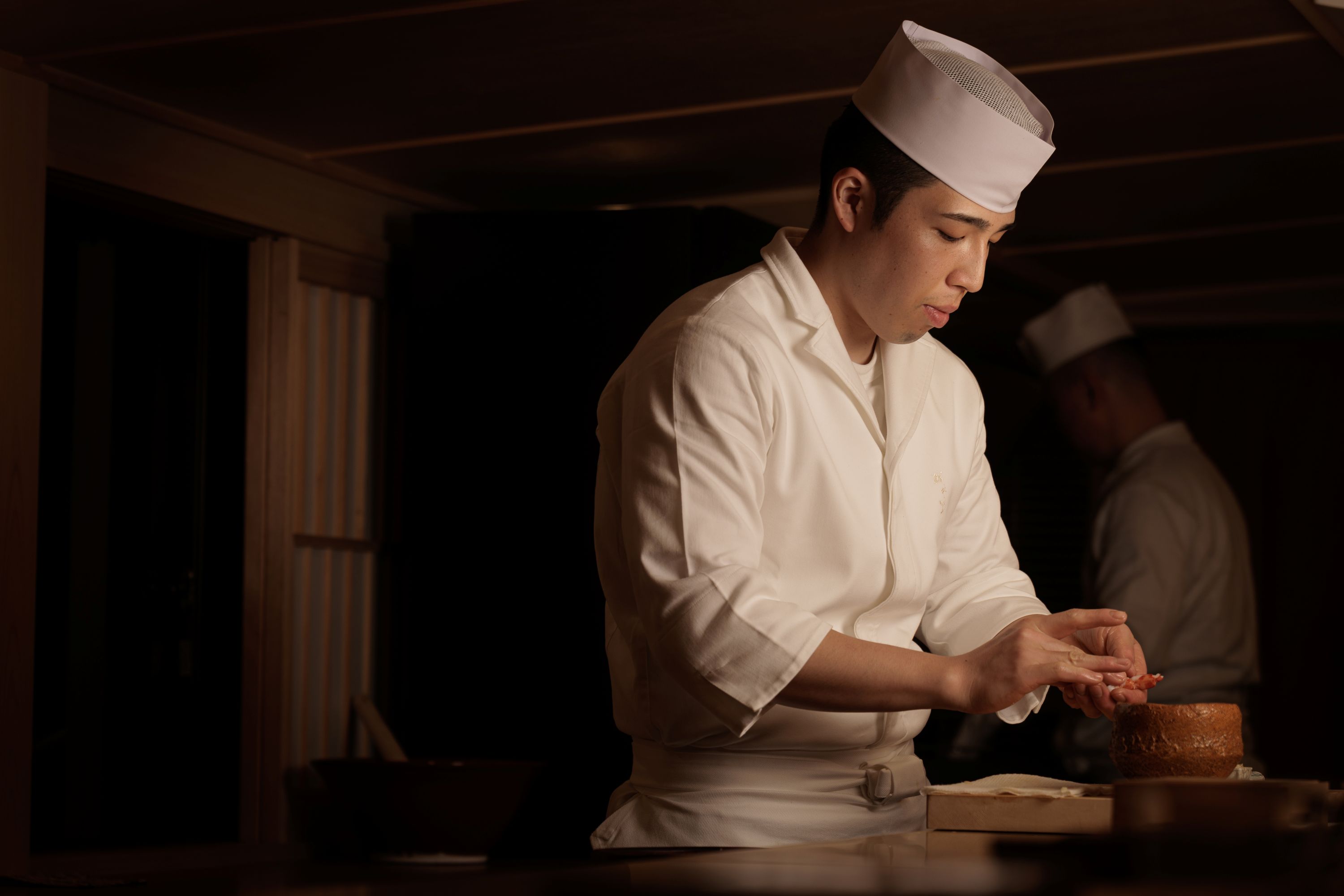 20時30分、静寂の海へ 訪日客の「夜の美食」ニーズに応える屋形船「鮨