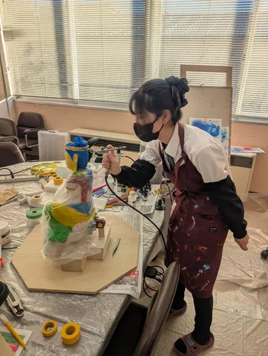 雲中供養菩薩を彩色する誠恵高校の生徒