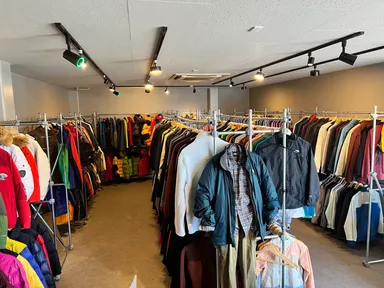 店舗の様子です。韓国から直接仕入れた品物を直接お手に取ってご覧いただけます。