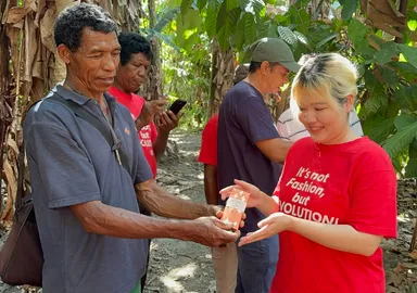 農家の方に東ティモール産カカオレートを手渡す