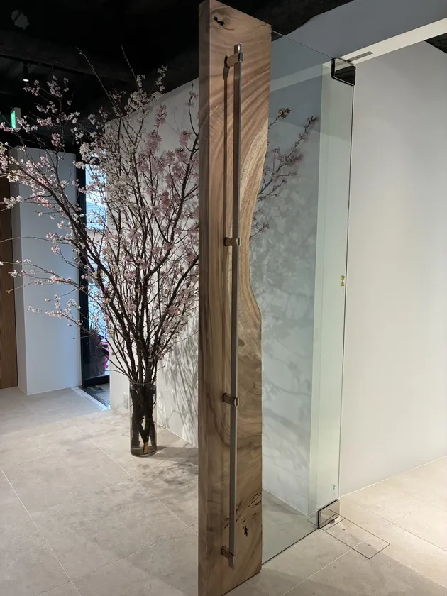 無垢一枚板×ガラスの新製品建具