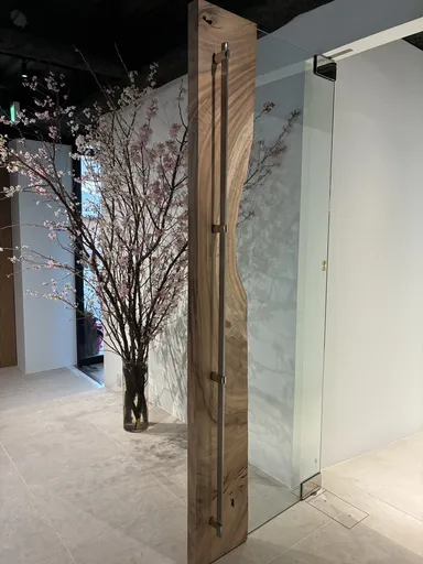 無垢一枚板×ガラスの新製品建具