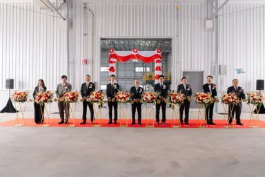 テープカットの様子