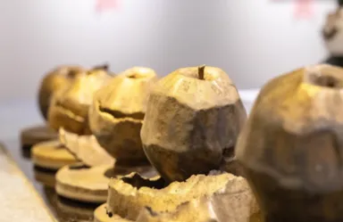 美術工芸甲子園で大賞を受賞した高山 優衣さんの作品「経過」