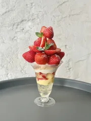 いちごの贅沢パフェ